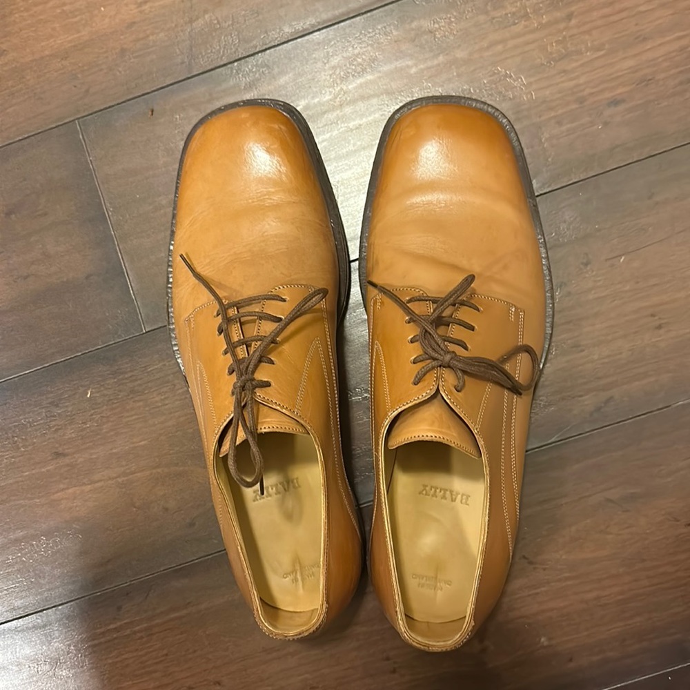BALLY Men’s lace-up leather shoes. Made in Switzerland. Tan color. 100% leather.
